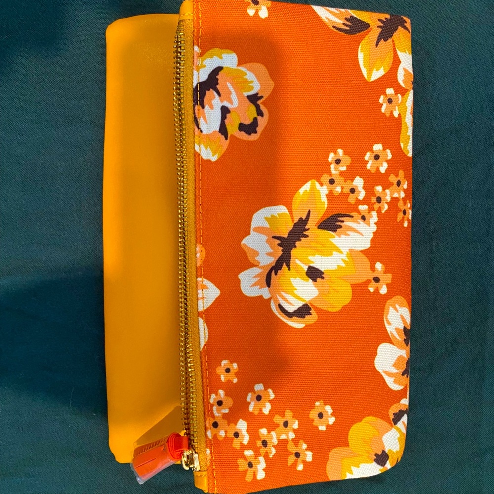 Reversible leather clutch